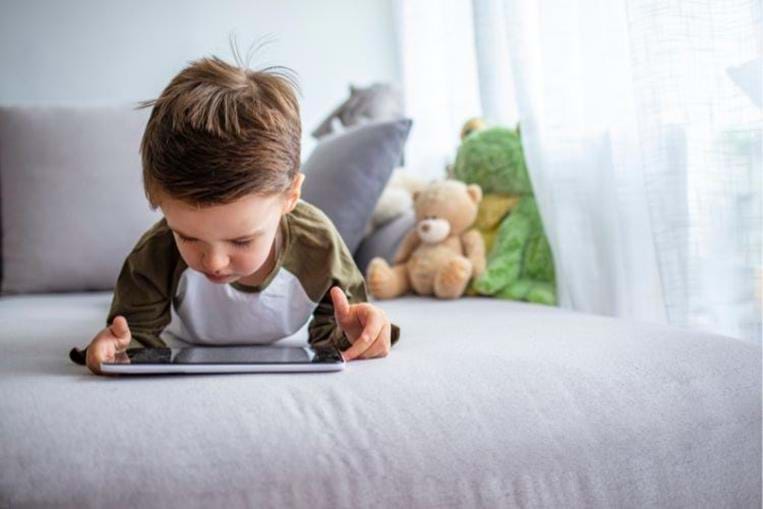 Enfant tablette